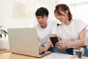 casal preenchendo um formulario online